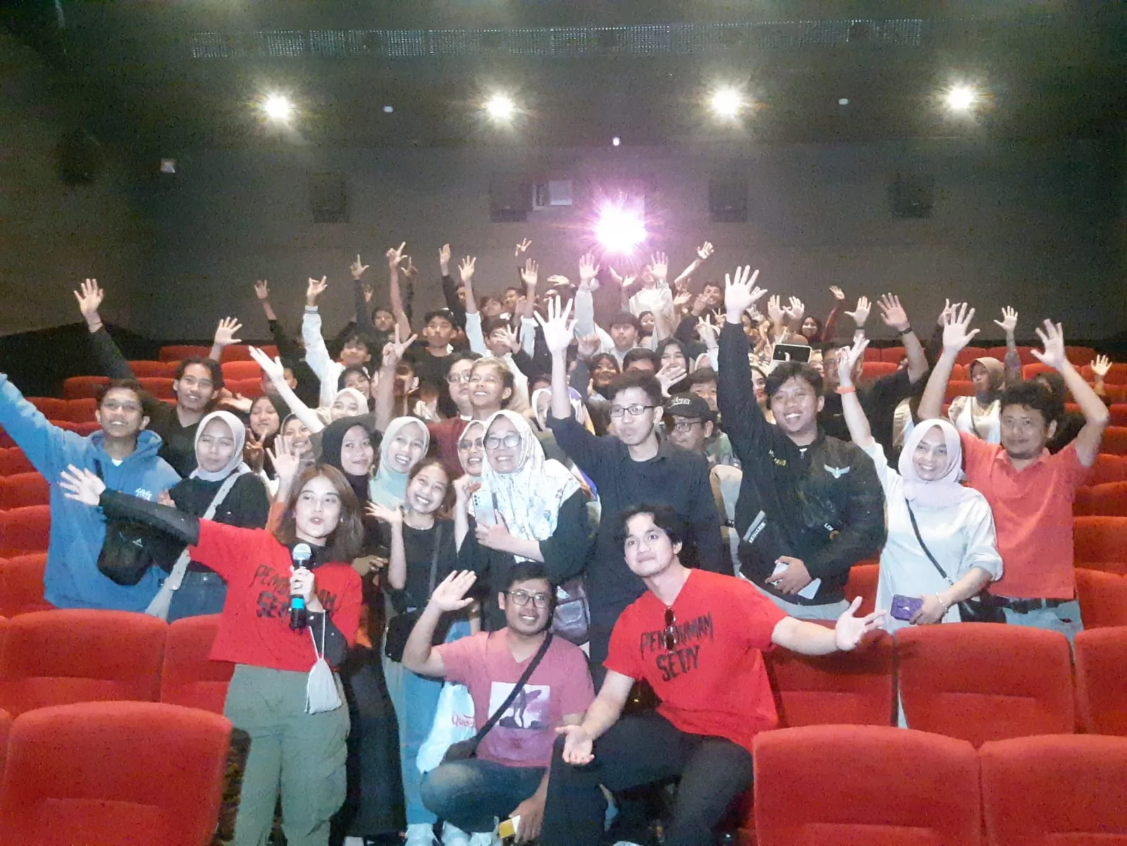 Para penonton film horor Pemukiman Setan