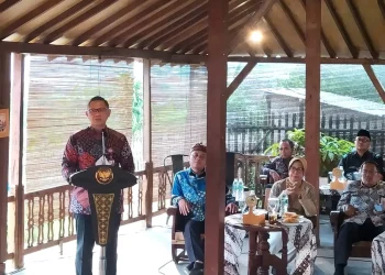 Pj Wali Kota Batu Aries Agung Paewai saat memberikan pengarahan terhadap ASN. Nilai SPBE Kota Batu Naik 3,35.