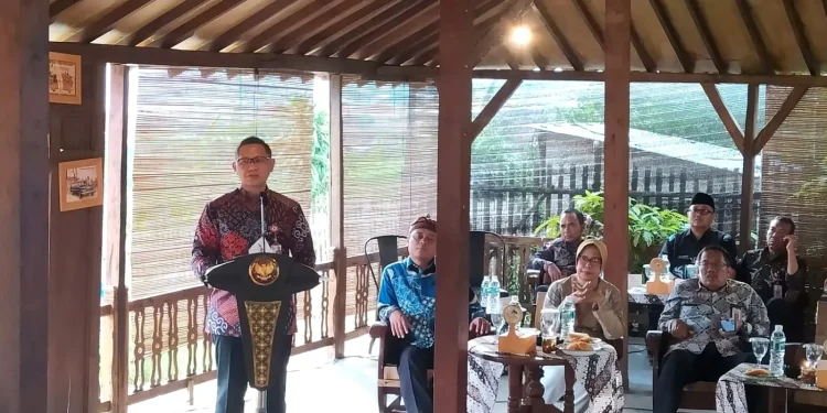Pj Wali Kota Batu Aries Agung Paewai saat memberikan pengarahan terhadap ASN. Nilai SPBE Kota Batu Naik 3,35.