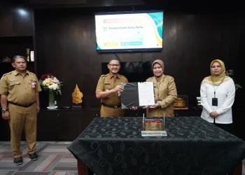 Pj Wali Kota Batu, Aries Agung Paewai, menandatangani kerja sama pemanfaatan SIM Gaji dengan PT Taspen Malang. Foto: Pemkot Batu