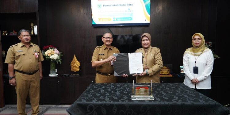 Pj Wali Kota Batu, Aries Agung Paewai, menandatangani kerja sama pemanfaatan SIM Gaji dengan PT Taspen Malang. Foto: Pemkot Batu