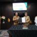 Pj Wali Kota Batu, Aries Agung Paewai, menandatangani kerja sama pemanfaatan SIM Gaji dengan PT Taspen Malang. Foto: Pemkot Batu