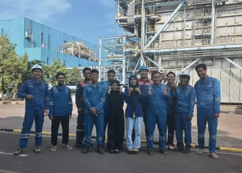 Adelia Rizkiana (tengah) mahasiswa Vokasi UMM saat melakukan praktik industri di PLN IP Grati.