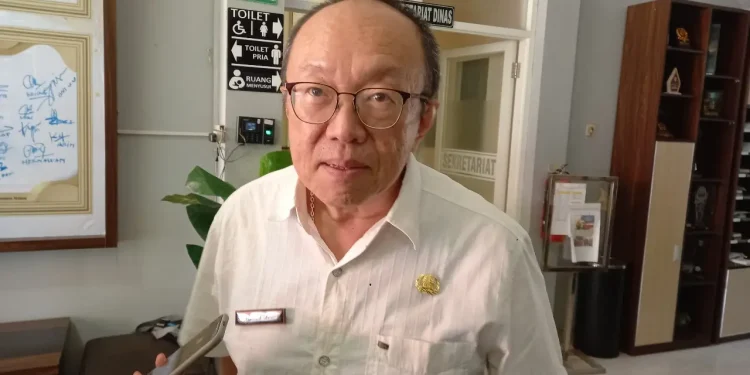 Kepala Dinkes Kabupaten Malang, Wiyanto Wijoyo, mendata nakes untuk vaksin covid-19 booster ketiga.