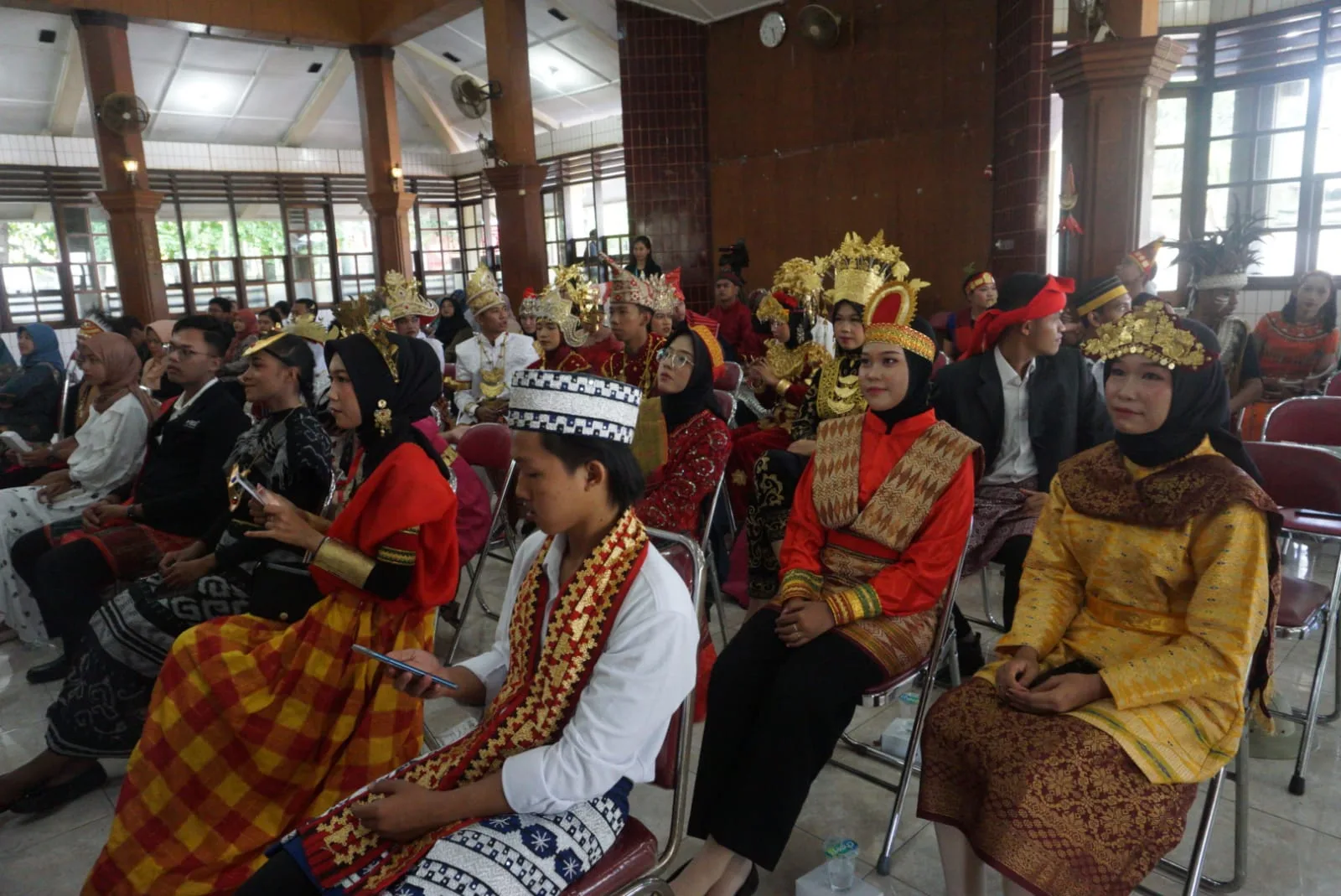Suasana penutupan program PMM ke-3 diikuti para peserta dengan menggunakan pakaian adat.