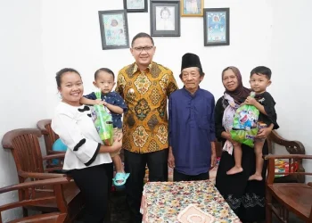 Pemkot Batu jamin pemenuhaan kebutuhan dasar warga. Pj Wali Kota, Batu Aries Agung, Paewai kunjungan di warga miskin di Desa Giripurno, Selasa (30/1/2024).