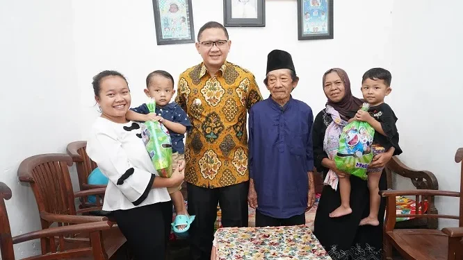 Pemkot Batu jamin pemenuhaan kebutuhan dasar warga. Pj Wali Kota, Batu Aries Agung, Paewai kunjungan di warga miskin di Desa Giripurno, Selasa (30/1/2024).