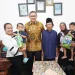 Pemkot Batu jamin pemenuhaan kebutuhan dasar warga. Pj Wali Kota, Batu Aries Agung, Paewai kunjungan di warga miskin di Desa Giripurno, Selasa (30/1/2024).