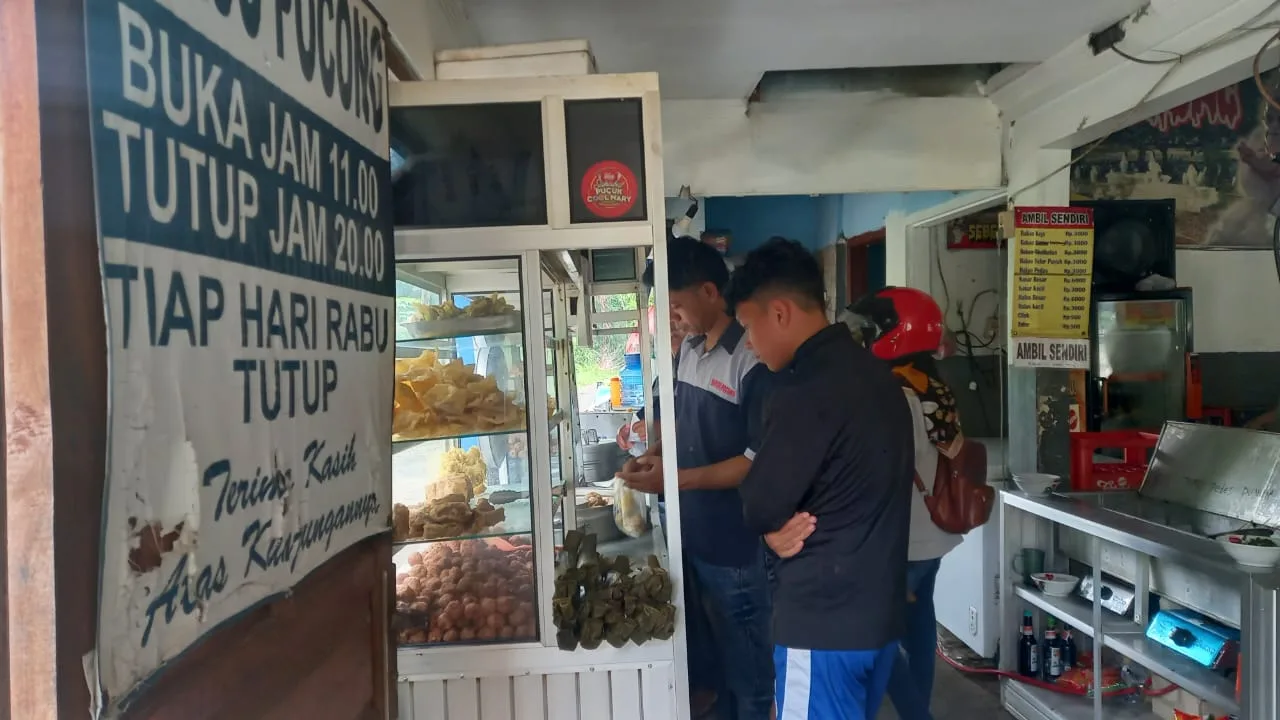 Meski berada di tengah pemakaman, Bakso Pocong terus dipenuhi pelanggan.