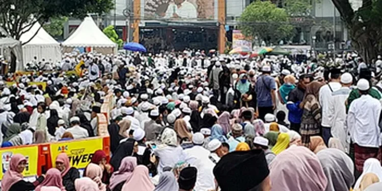 Ribuan jamaah sesaki Alun-Alun Merdeka Kota Malang untuk menghadiri Haul Akbar Imamain 2024 di Ponpes Darul Hadits Kota Malang/ Foto: Tugumalang.id/Bagus Rachmad Saputra