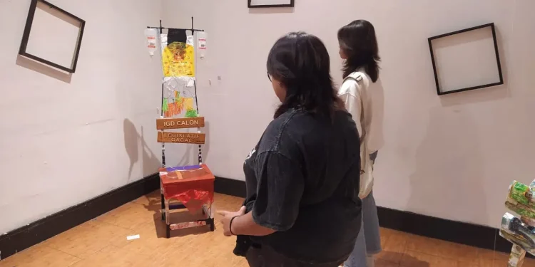Penampakan karya seni Cak Klemin di Galeri Raos Kota Batu berjudul "IGD buat Caleg Gagal'