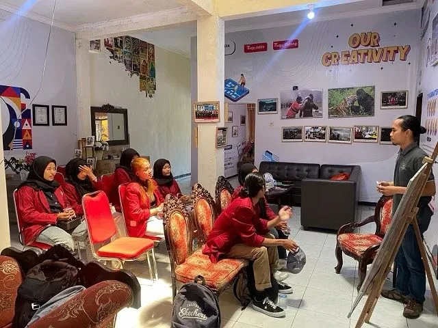 Proses belajar mengajar dengan peserta magang Tugu Media Group.