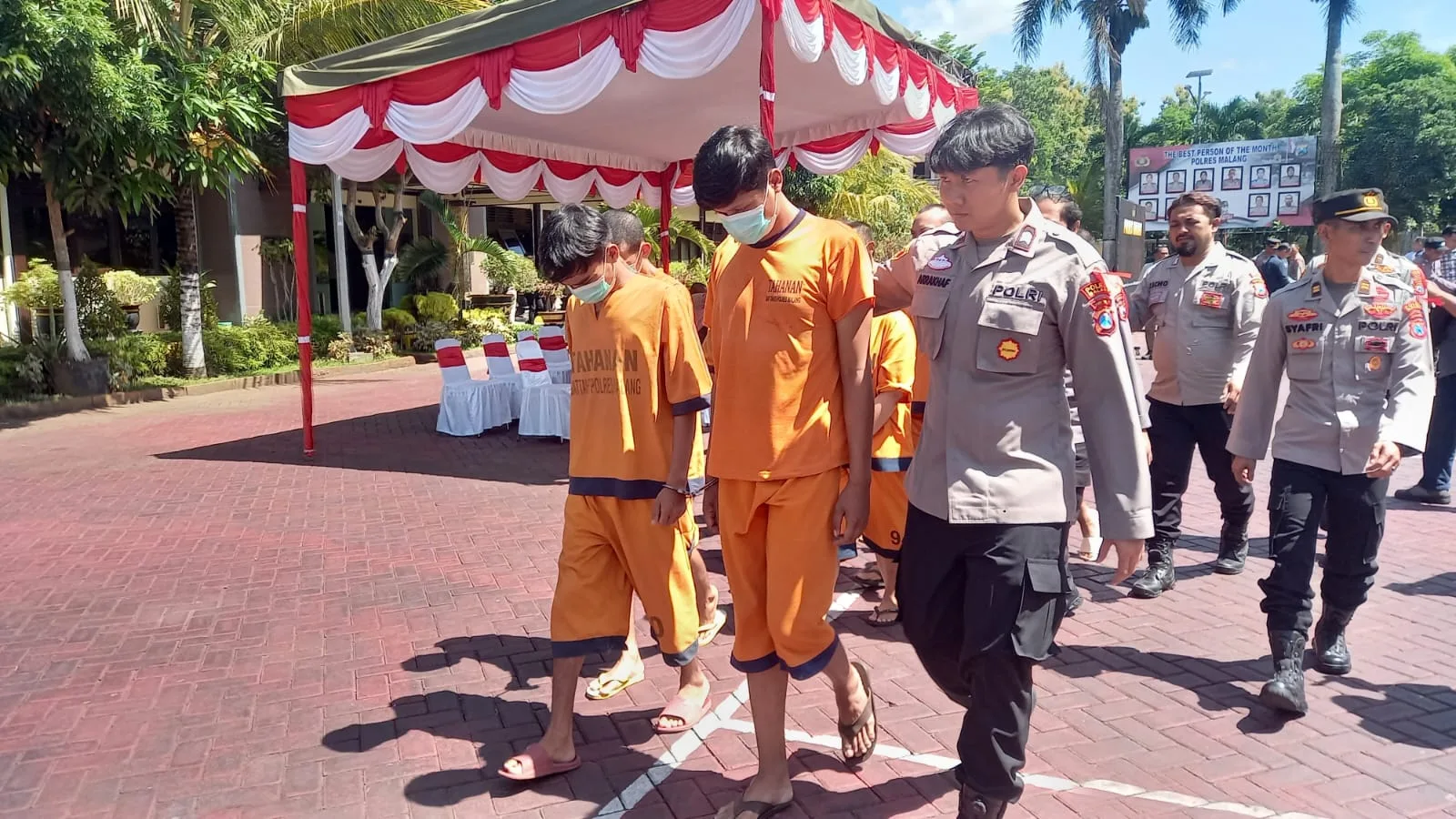 Tersangka kasus narkotika saat digelandang di Polres Malang.