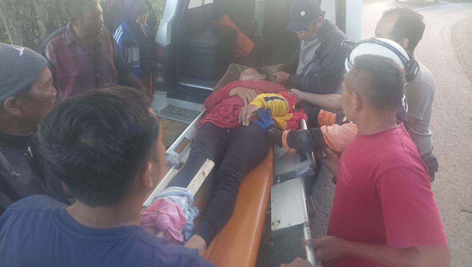 Petugas mengevakuasi salah satu korban. Foto: Polres Malang