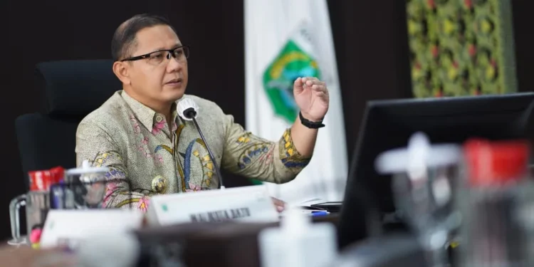 Pj Wali Kota Batu, Aries Agung Paewai, saat rapat percepatan program prioritas daerah.