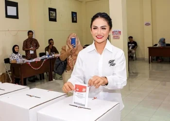 Caleg DPR RI Krisdayanti dari PDIP usai mencoblos di TPS kampungnya di Desa Pesanggrahan. Namun, perolehan suara Pilpres di desanya sendiri kalah telak. Quick count Prabowo-Gibran unggul di Kota Batu.