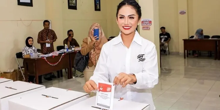 Caleg DPR RI Krisdayanti dari PDIP usai mencoblos di TPS kampungnya di Desa Pesanggrahan. Namun, perolehan suara Pilpres di desanya sendiri kalah telak. Quick count Prabowo-Gibran unggul di Kota Batu.