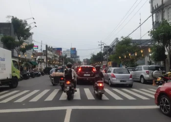 Estetika kawasan Kayutangan Heritage yang tertutup dengan kondisi kemacetan dan deretan kendaraan yang parkir di tepi jalan. (Foto/M Sholeh)