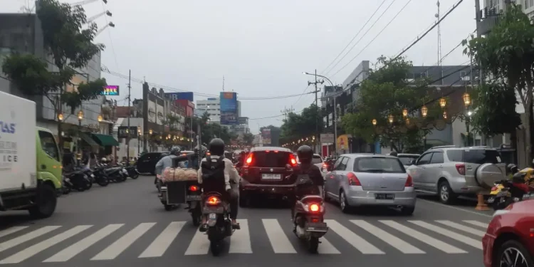 Estetika kawasan Kayutangan Heritage yang tertutup dengan kondisi kemacetan dan deretan kendaraan yang parkir di tepi jalan. (Foto/M Sholeh)