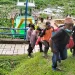 Petugas mengevakuasi mayat di Bendungan Sengguruh. Korban ternyata bocah laki-laki yang hilang di Pakis, Kabupaten Malang.