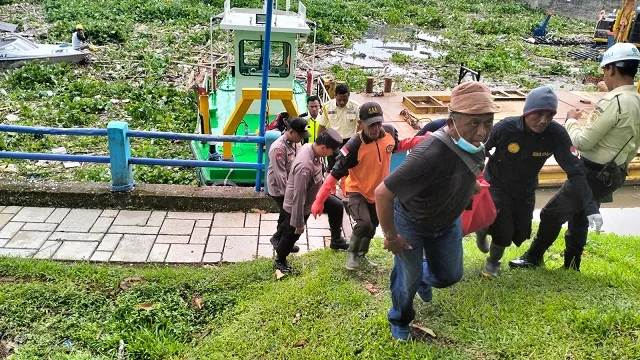 Petugas mengevakuasi mayat di Bendungan Sengguruh. Korban ternyata bocah laki-laki yang hilang di Pakis, Kabupaten Malang.