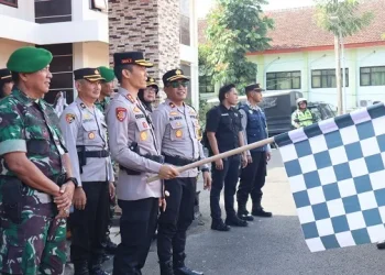 Kapolres Batu AKBP Oskar Syamsudin saat melepas personel gabungan polisi dan tentara dalam rangka Patroli Skala Besar jelang Pemilu 2024, Selasa (6/2/2024).
