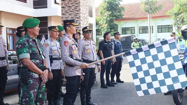 Kapolres Batu AKBP Oskar Syamsudin saat melepas personel gabungan polisi dan tentara dalam rangka Patroli Skala Besar jelang Pemilu 2024, Selasa (6/2/2024).