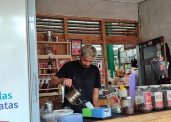 Salah satu pelayan di toko Kopi Abah Pasar Klojen.