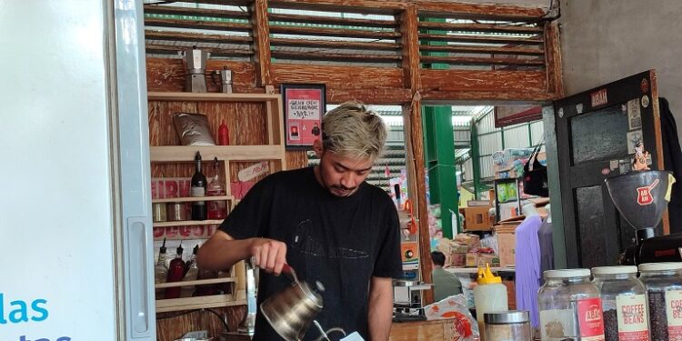 Salah satu pelayan di toko Kopi Abah Pasar Klojen.