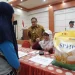 Pj Wali Kota Batu, Aries Agung Paewai, saat mengunjungi operasi pasar murah. Foto: Prokopim KWB