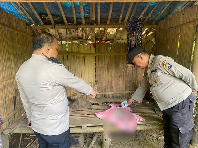 Mayat bayi dievakuasi dan dibawa ke RSSA untuk visum. Foto: Polres Malang