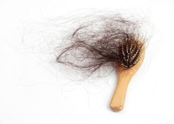 Ilustrasi penyebab rambut rontok dan cara mengatasinya.