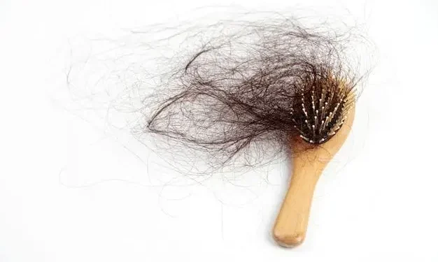 Ilustrasi penyebab rambut rontok dan cara mengatasinya.
