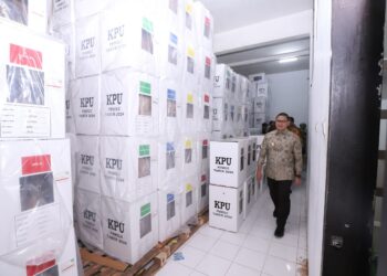 Pj. Wali Kota Batu Aries Agung Paewai mengecek kesiapan logistik Pemilu 2024 di gudang KPU Kota Batu, Kamis (1/2/2024).