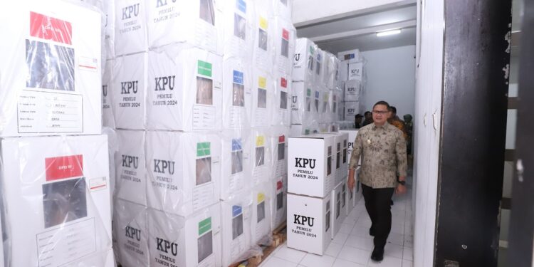 Pj. Wali Kota Batu Aries Agung Paewai mengecek kesiapan logistik Pemilu 2024 di gudang KPU Kota Batu, Kamis (1/2/2024).