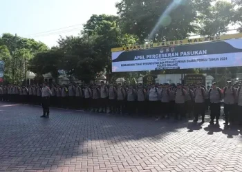 Anggota kepolisian turut mengamankan TPS rawan bencana di Kabupaten Malang.