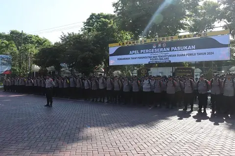 Anggota kepolisian turut mengamankan TPS rawan bencana di Kabupaten Malang.