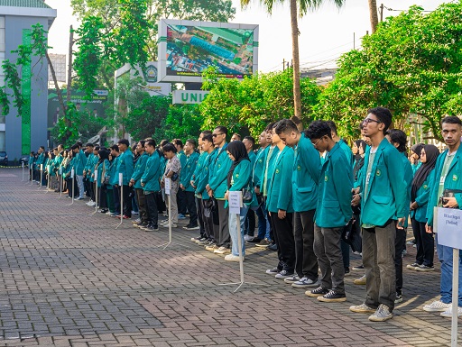 Suasana upacara pelepasan mahasiswa peserta KSM Tematik oleh Rektor Unisma beserta jajarannya. 