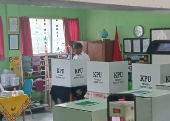 Menko PMK Muhadjir Effendy menyalurkan hak suaranya di kampung halaman di Kota Malang.