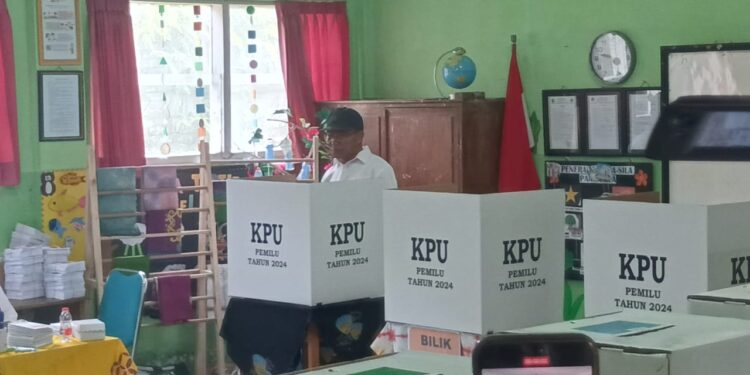 Menko PMK Muhadjir Effendy menyalurkan hak suaranya di kampung halaman di Kota Malang.