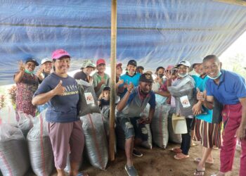 Kelompok ibu-ibu petani kopi (poktan tunas baru) yang memproduksi kompos kotoran hewan bersama mahasiswa Fakultas Peternakan Unisma. 