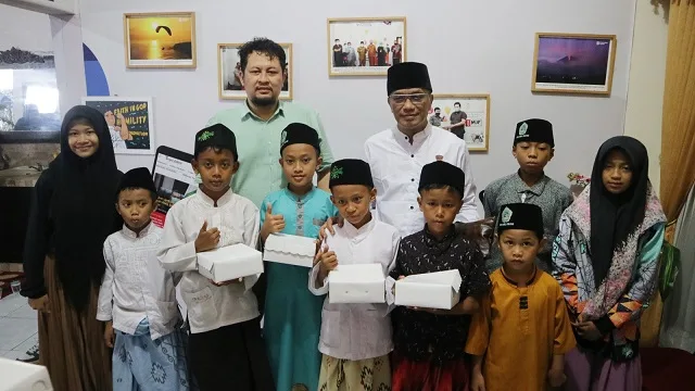Para anak yatim yang ikut memeringati ulang tahun Tugu Media Group yang ke-5 di kantor Tugu Media Group.