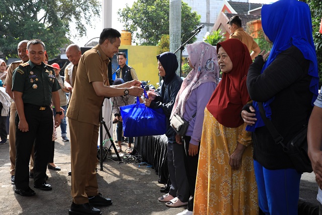 Pj Wali Kota Malang gelar pasar murah di Kelurahan Merjosari. Foto / dok Prokoim Setda Kota Malang