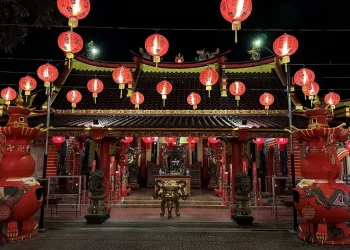 Suasana Klenteng Eng An Kiong pada malam hari, Rabu (7/2/2024).