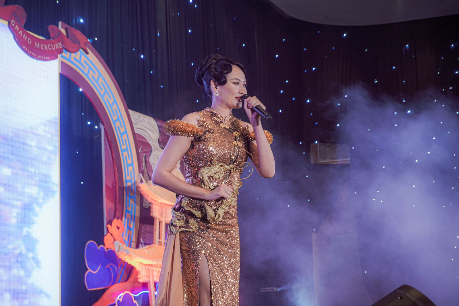 Alena Wu, Mandarin Singer saat membawakan sebuah lagi di perayaan Imlek Grand Mercure Malang Mirama. 