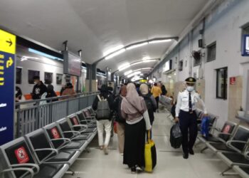 Pergerakan penumpang kereta api di Stasiun Kota Malang. Tiket mudik lebaran di Stasiun Malang sudah dibuka. (Foto/M Sholeh)