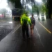 Petugas melakukan olah TKP di lokasi kecelakaan. Seorang pemotor luka di kepala.
