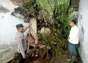 Lokasi tanah longsor yang menimpa rumah warga di Desa Tlekung, Kota Batu pada Minggu (11/2/2024).