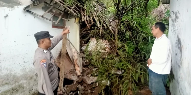 Lokasi tanah longsor yang menimpa rumah warga di Desa Tlekung, Kota Batu pada Minggu (11/2/2024).