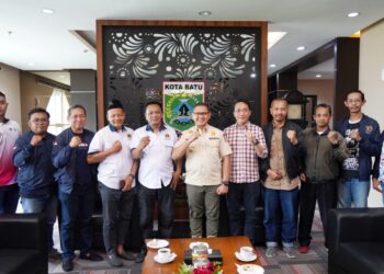 Pj Wali Kota Batu, Aries Agung Paewai, saat beraudiensi dengan insan media dari PWI Malang Raya terkait peringatan Hari Pers Nasional 2024